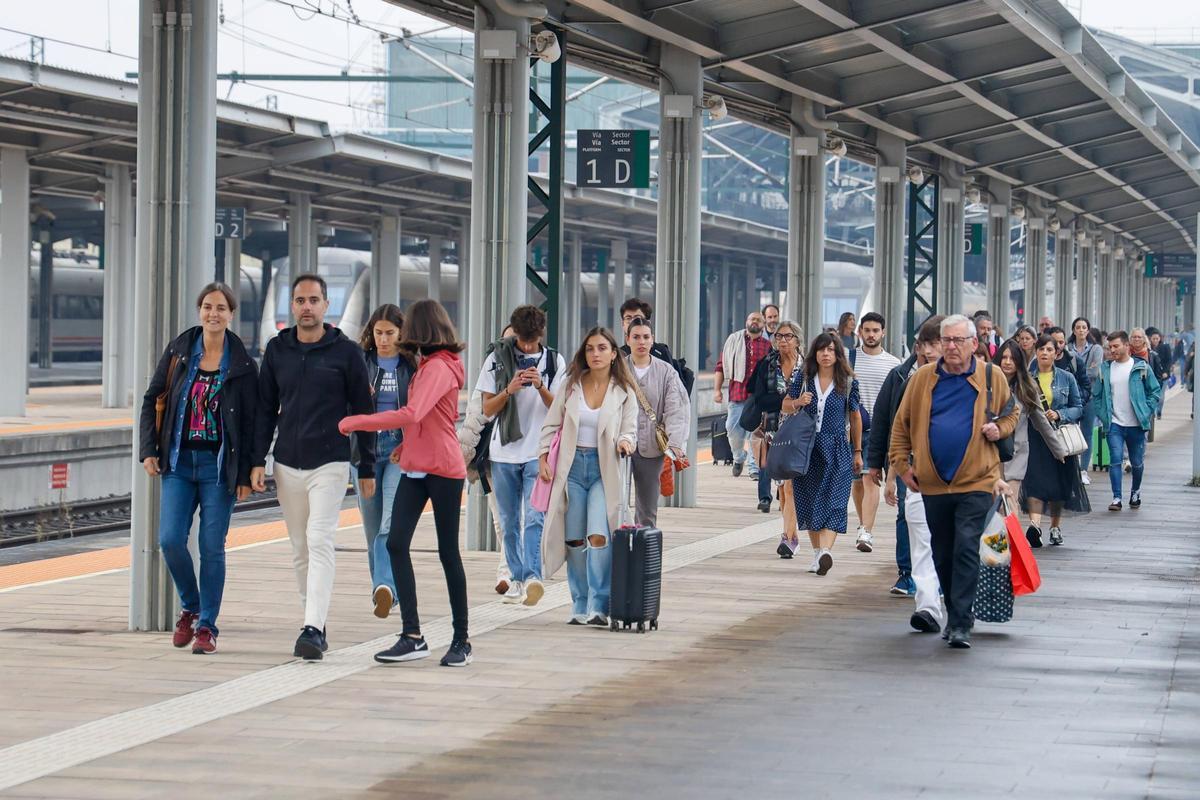 Pasajeros aguardan su tren en la estación de Santiago, en una imagen de archivo