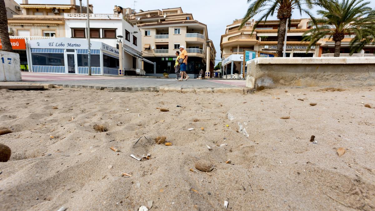 Imagen de este martes de desperdicios en la arena en Carrer la Mar.