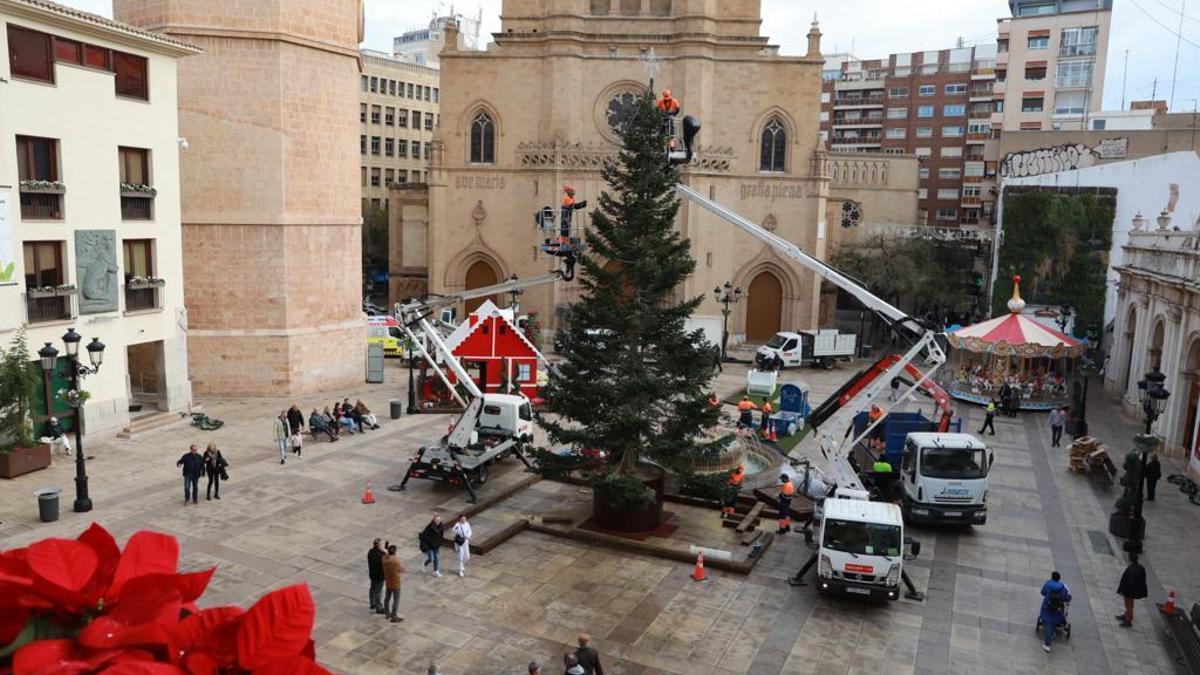 Preparativos este lunes en la plaza Mayor de Castelló