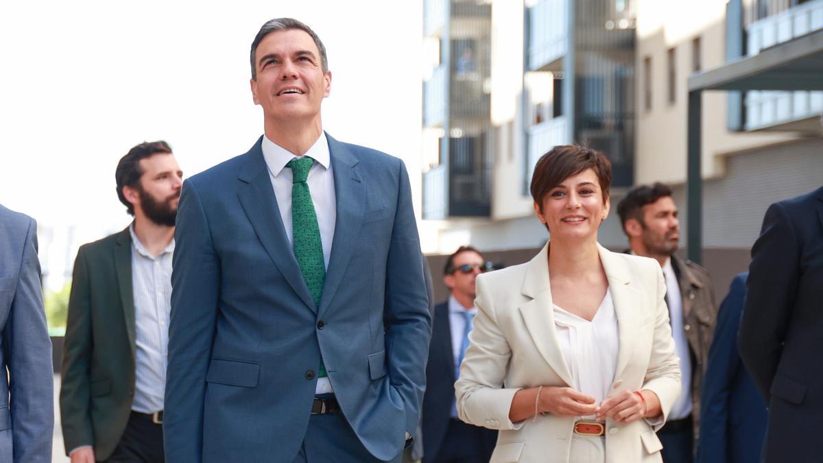 El presidente del Gobierno, Pedro Sánchez, y la ministra de Vivienda y Agenda Urbana, Isabel Rodríguez.