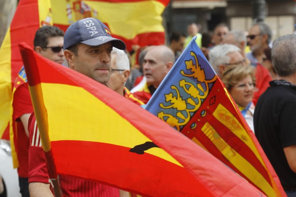 Caravana de vehículos con banderas españolas en València