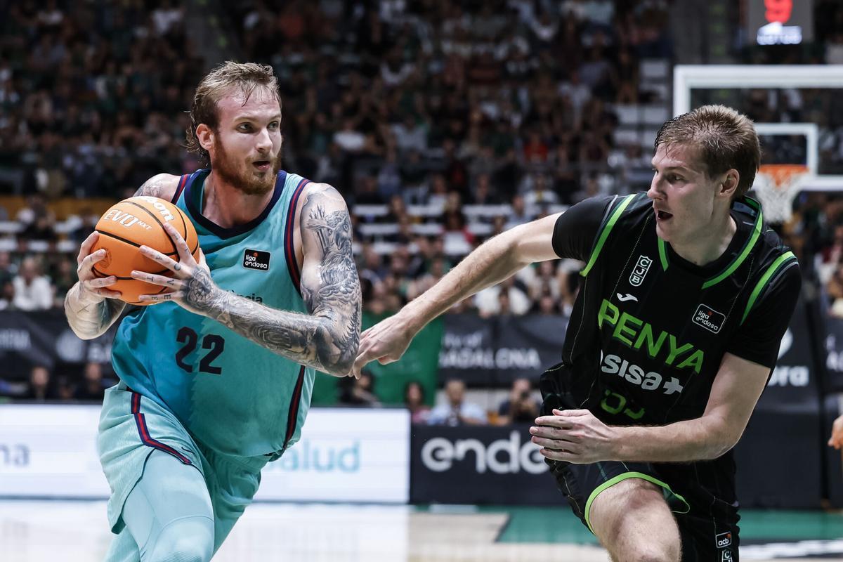 Olek Balcerowski y Simon Birgander, durante el partido.