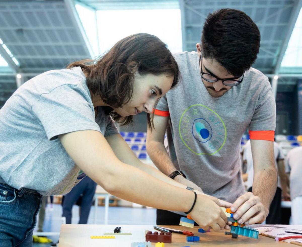 Dos estudiantes, ayer, trabajando con el Lego Serious Play. | Julián Rus