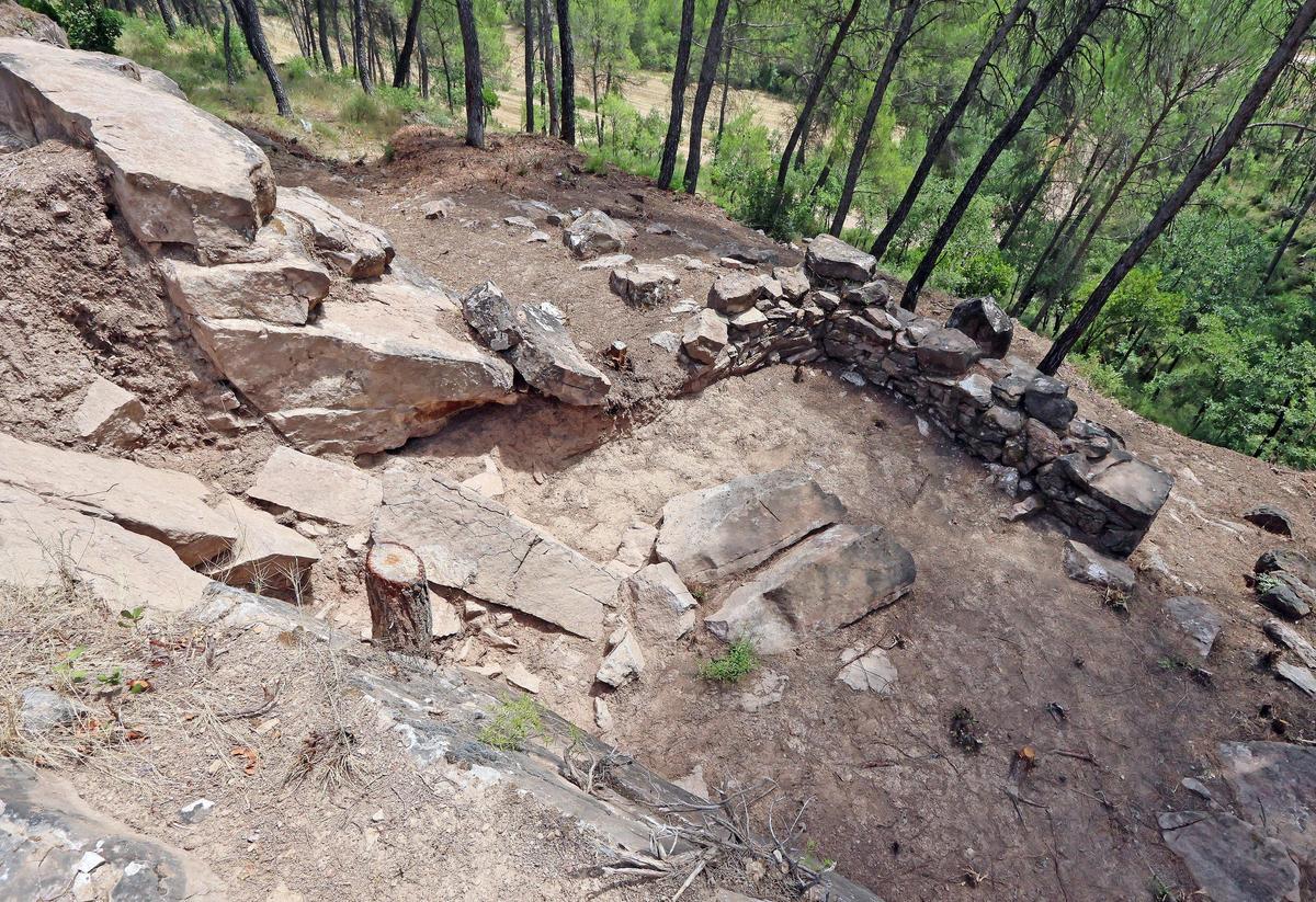 Les fileres de pedres marquen les dues estances que fins ara s’han pogut delimitar a la casa