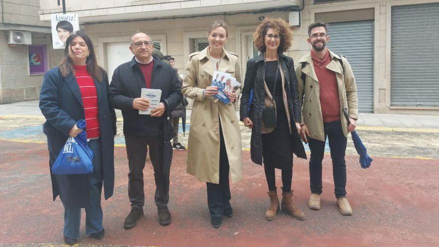 Fabiola García conoce las necesidades de los colectivos Aspamsim y Adicam en Cangas