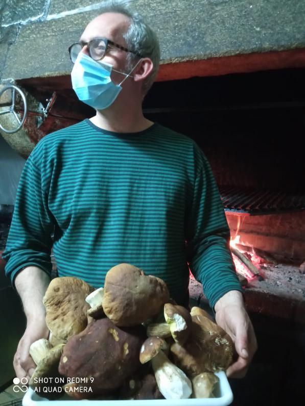 Gustavo Soliño, de Areca, con setas en el restaurante Pandemillo.