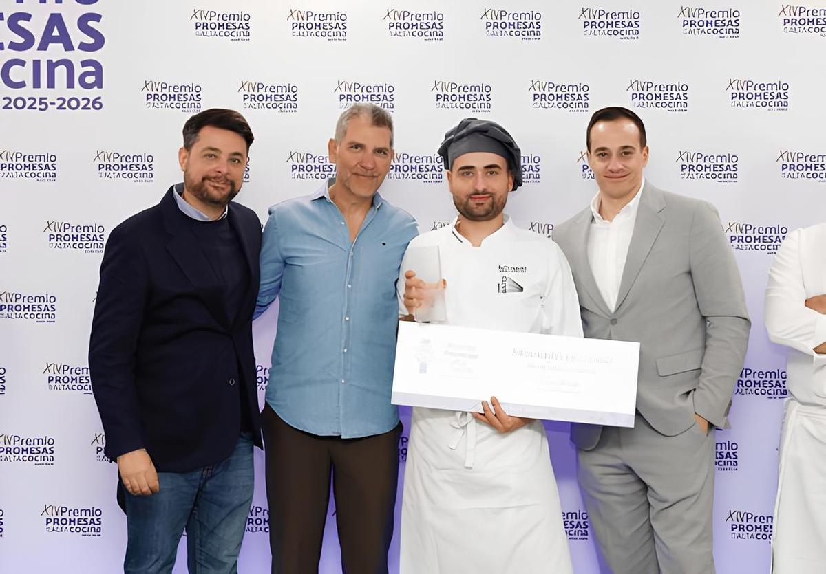 Andreu Berenguer, en el centro, junto a Paco Roncero y otros miebros del jurado