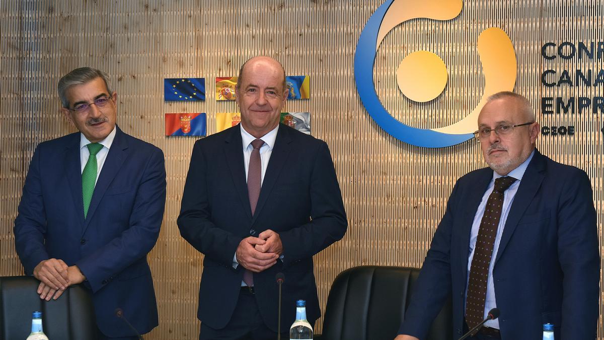 El vicepresidente Gobierno canario, Román Rodríguez, junto presidente de CCE, Pedro Ortega.