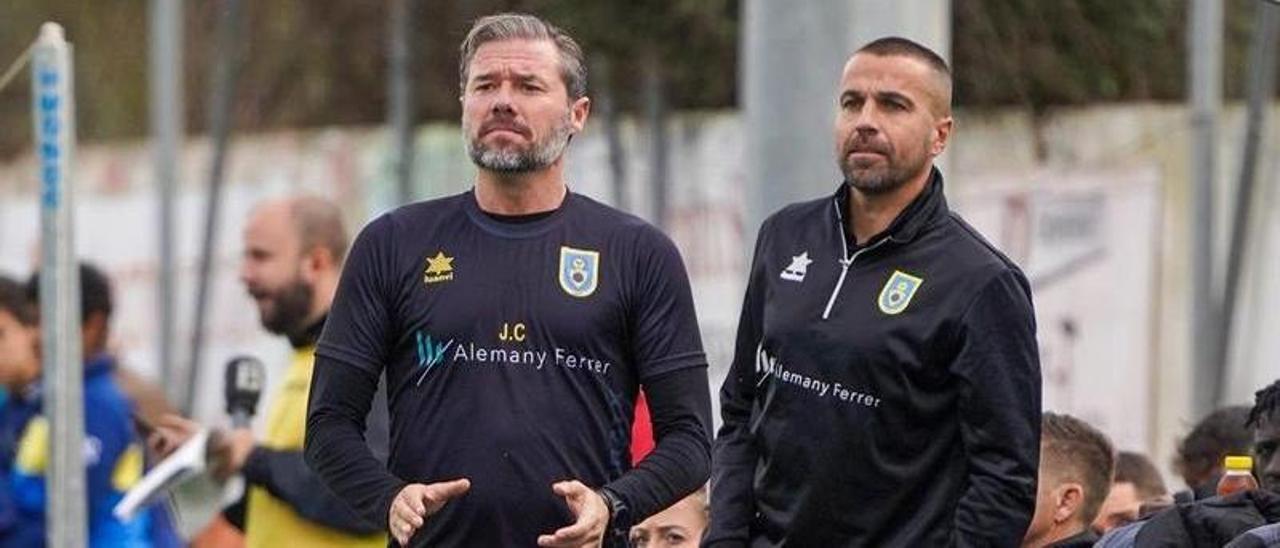 José Contreras (izquierda) y su ayudante Óscar Navarro durante un partido del Andratx