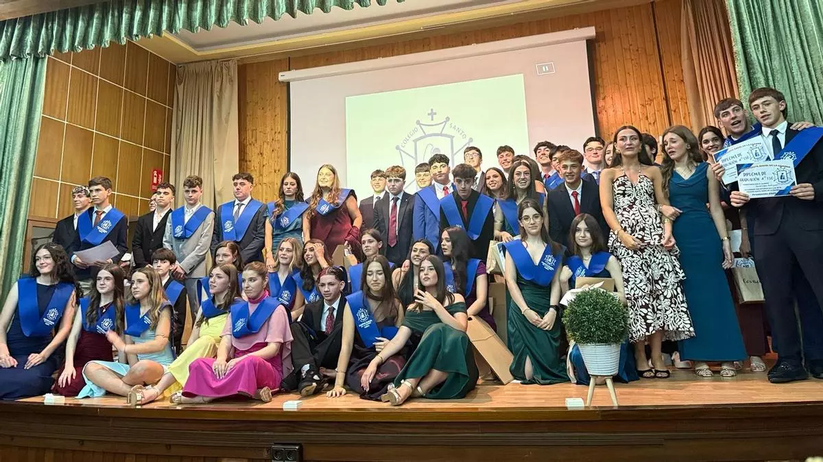 Una mezcla de nostalgia y emoción: varios centros educativos de Gijón festejan sus graduaciones