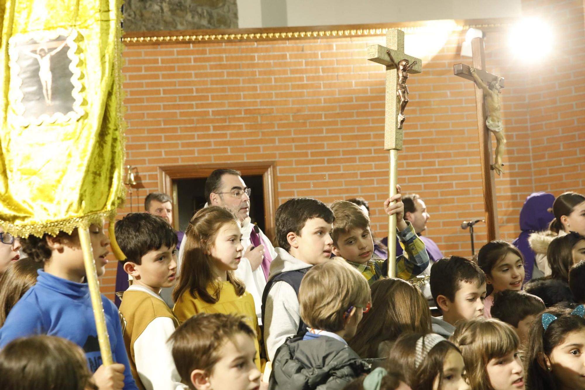 El vía crucis infantil en Viesques, en imágenes