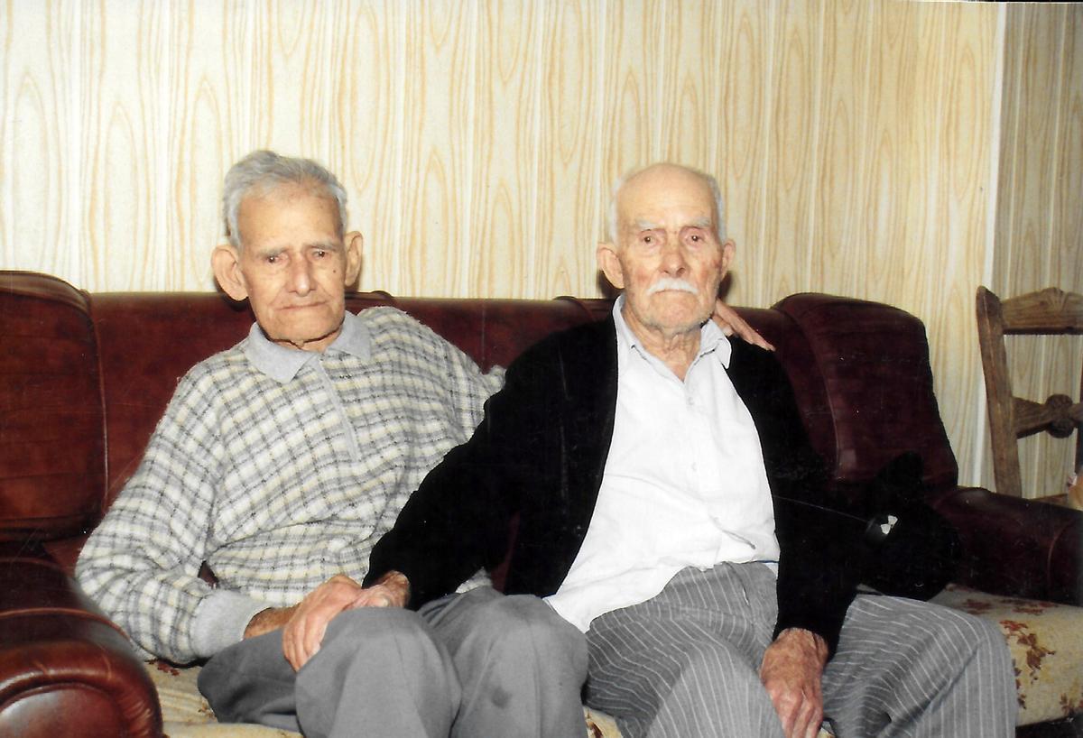 Plácido y Fermín Valerón, en el domicilio de este último, en  El Tablero en 1994.