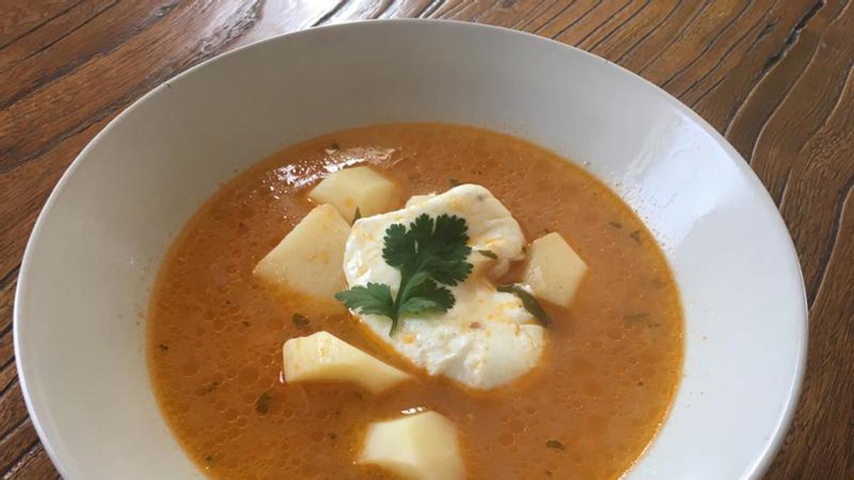 Caldo de papas y huevo.