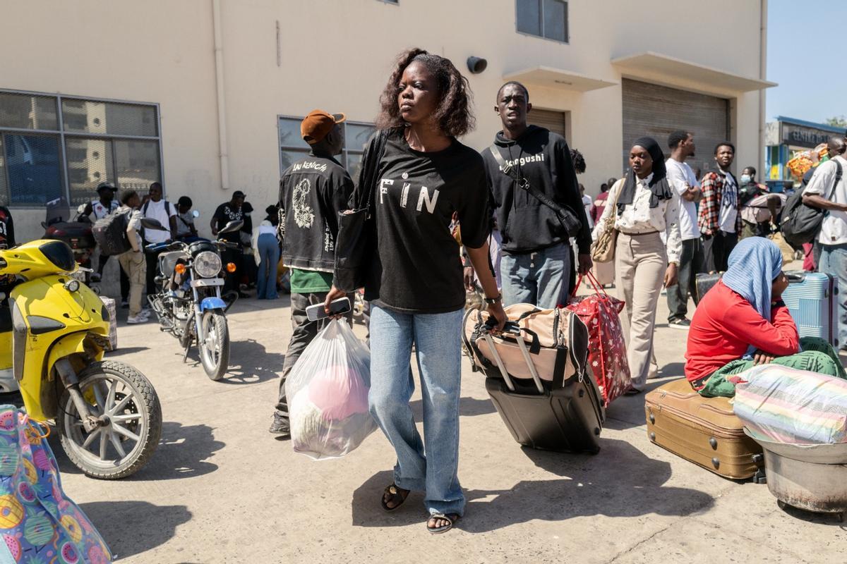 Estudiantes de Senegal con sus maletas tras abandonar la universidad debido a las protestas.