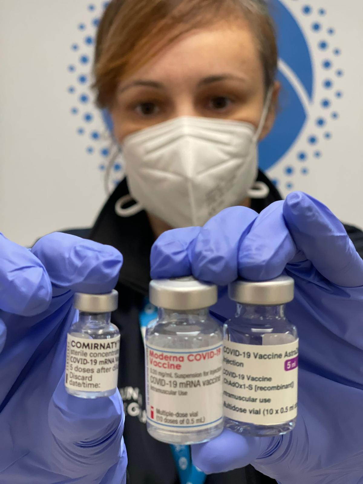 Una enfermera, con las tres vacunas disponibles por ahora: Pfizer, Moderna y AstraZeneca