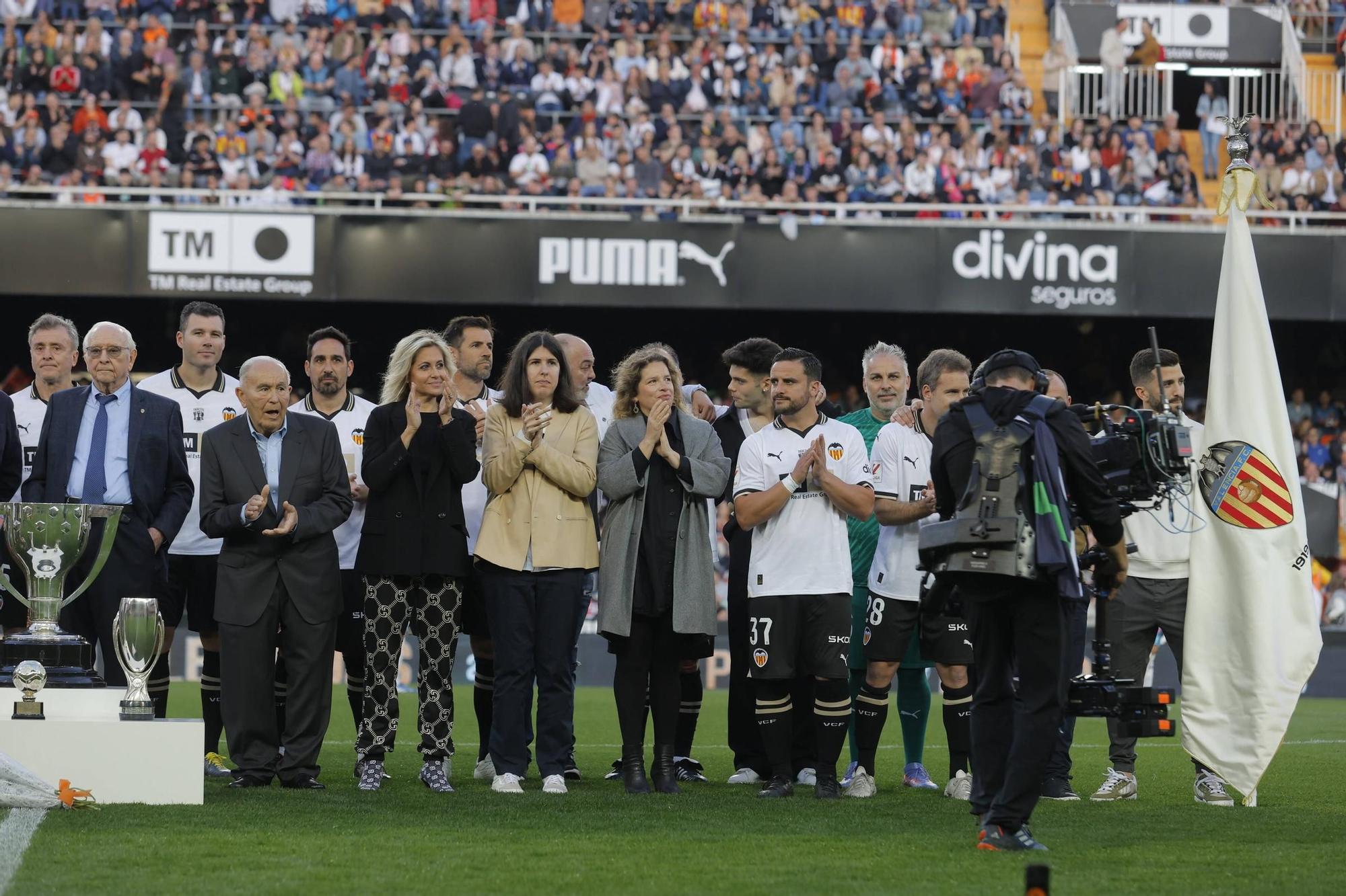 ¡Qué recuerdos! Las fotos del homenaje al Valencia del Triplete