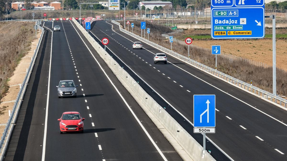 Tráfico en el único tramo de la Ronda Sur de Badajoz.