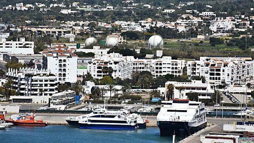Bloques de viviendas en el paseo marítimo de Ibiza en una vista desde Dalt Vila.