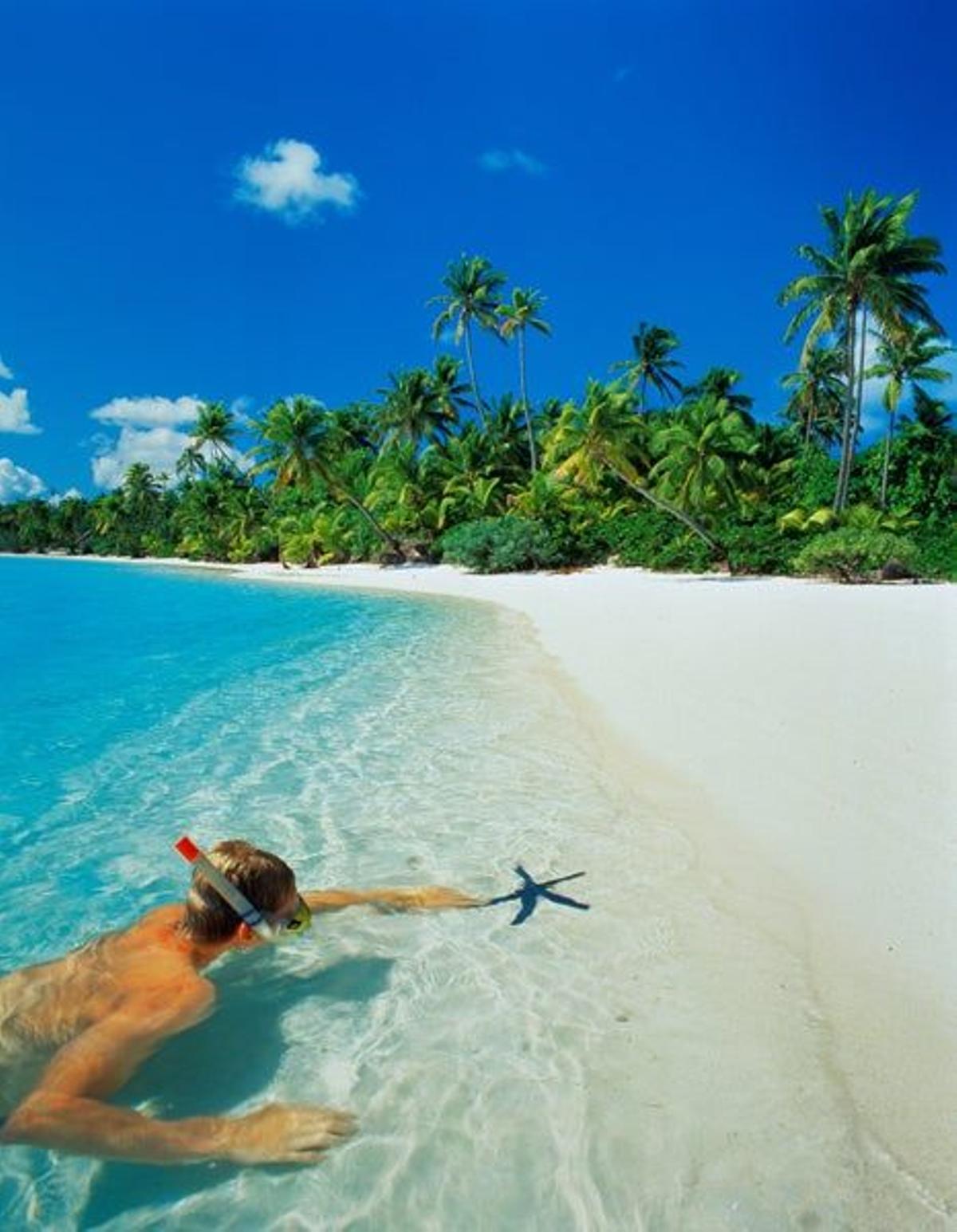 La playa de Aitutaki envuelve una laguna de aguas cristalinas.
