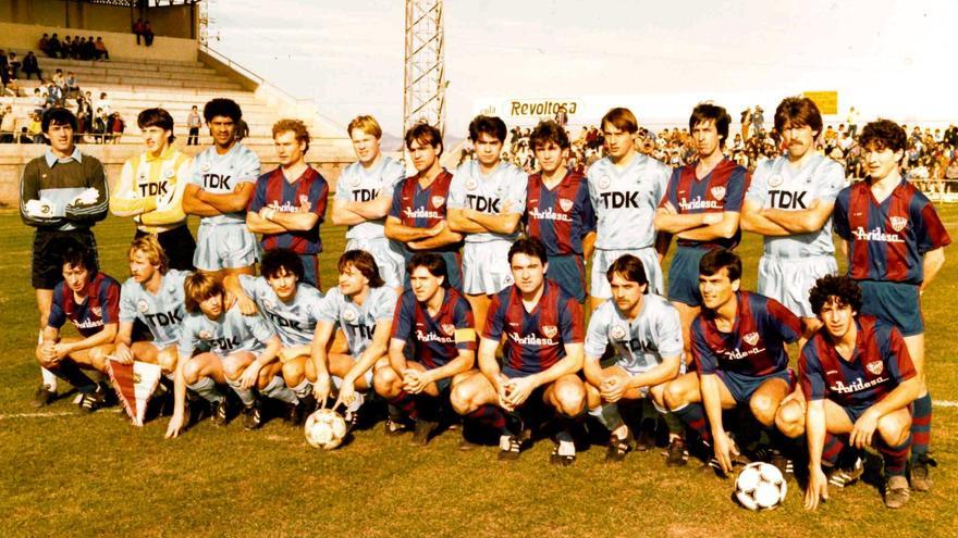Los juzgadores del Alzira y el Ajax posaron antes de partido disputado el 6 de enero de 1984.