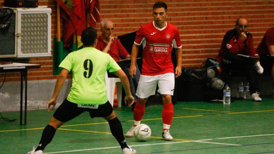 Matos, del FS Zamora, con el balón