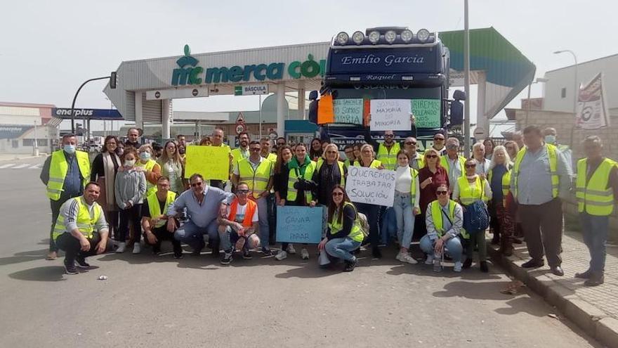 Decenas de camioneros frente a la entrada de Mercacórdoba, en su protesta de este domingo en Córdoba capital.