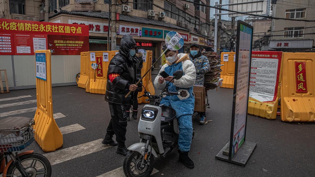 Control del código de móvil sobre el coronavirus en Wuhan