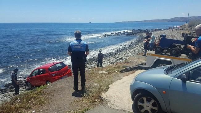 Cae un coche al agua en el barrio de San Cristóbal