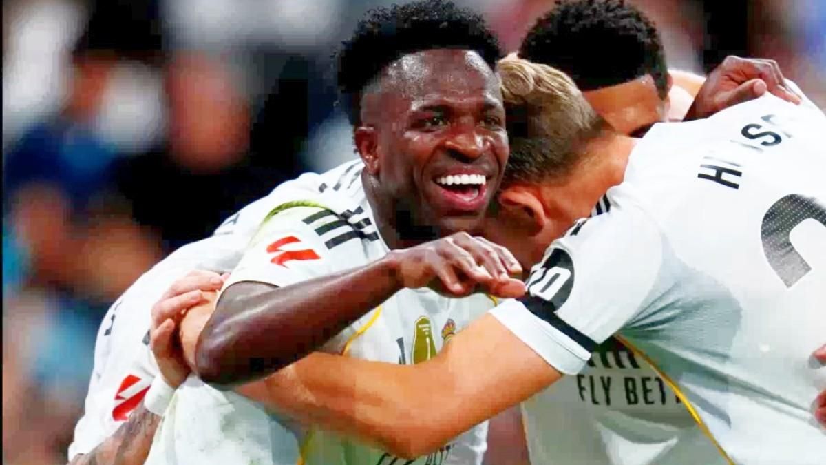 Vinicius celebra con sus compañeros uno de sus goles al Villarreal