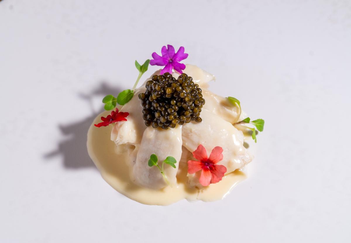 Oreja de lubina al 'beurre blanc' y caviar.