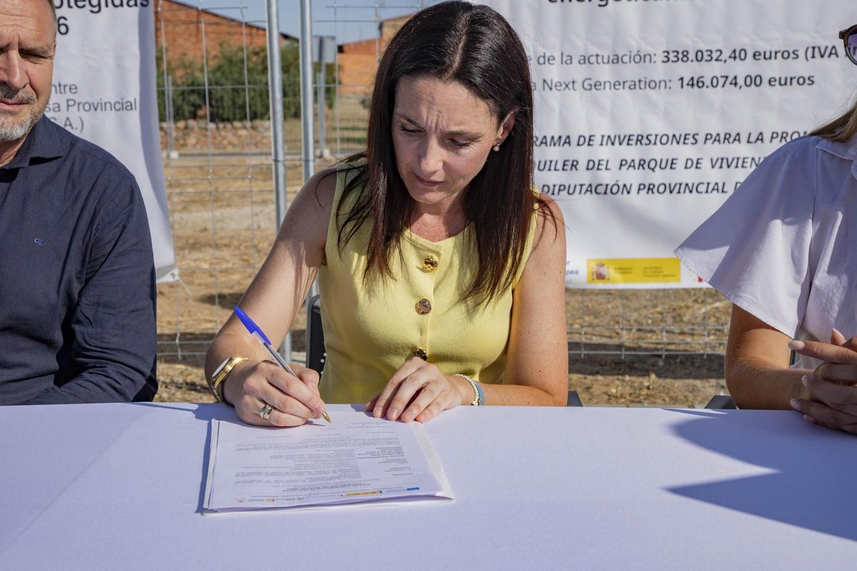 La delegada de Presidencia, Gobierno Interior y Vivienda de la Diputación de Córdoba, Marta Siles, en Dos Torres.