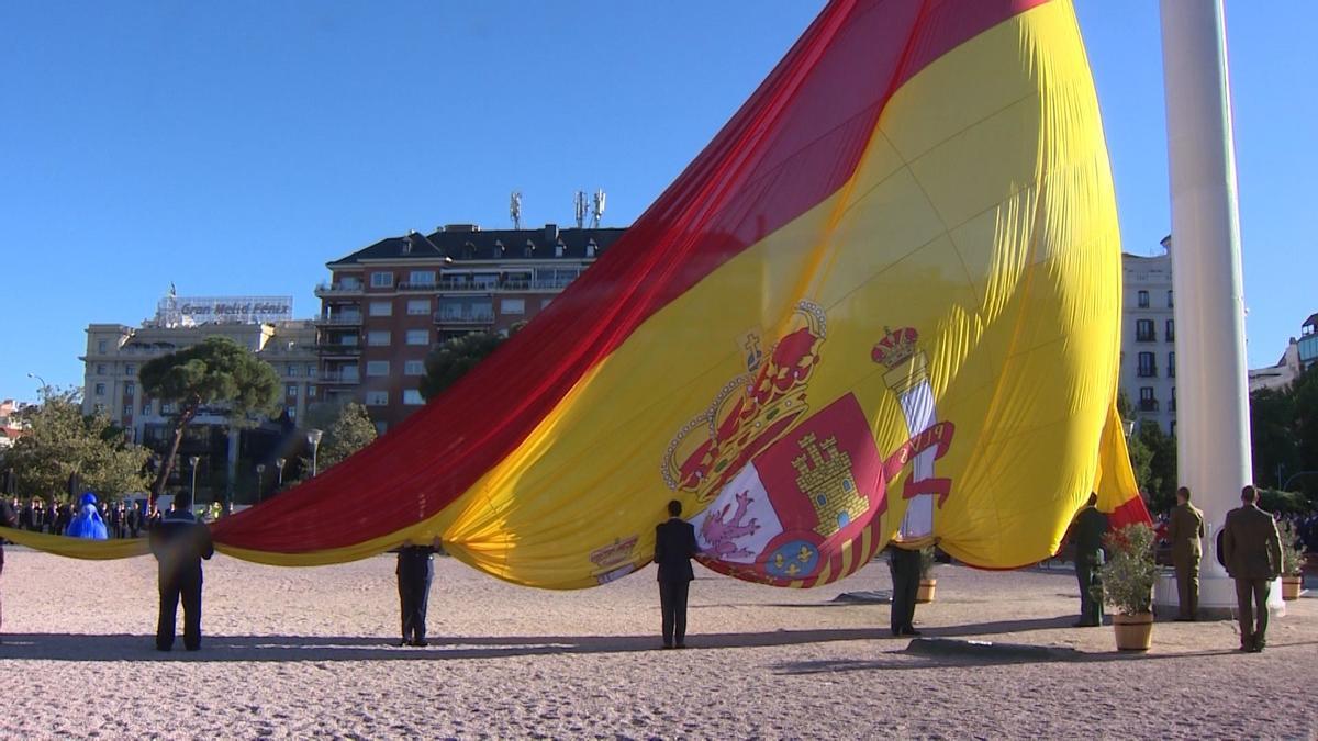 Imagen de archivo de un izado de la bandera de España en la plaza de Colón, en Madrid.