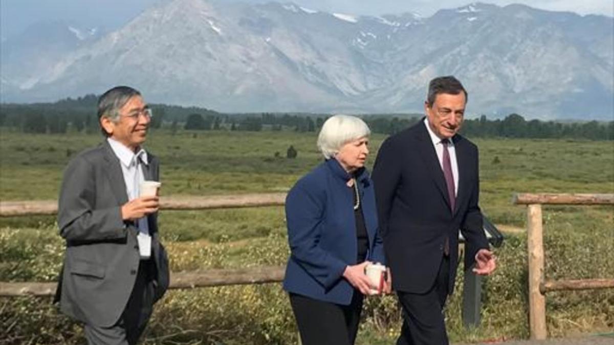 Haruhiko Kuroda (izquierda), Janet Yellen y Mario Draghi, ayer, en Jackson Hole (Wyoming, EEUU).