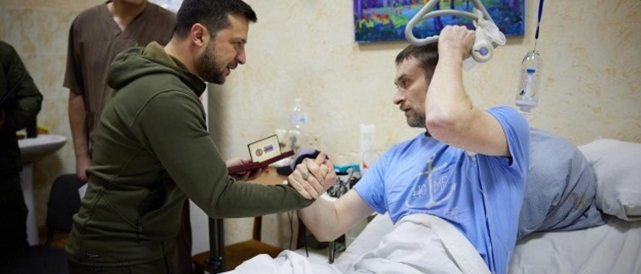 El presidente ucraniano Volodomir Zelenski visita a un soldado herido