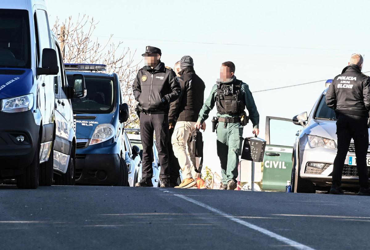 Un doble crimen mantiene acordonada una urbanización de Elche con un implicado atrincherado