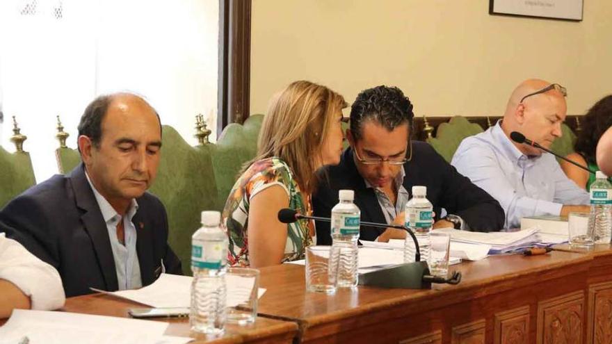 Aurelio Tomás, Clara San Damián, José Luis González Prada y Julio Eguaras durante el Pleno celebrado ayer.