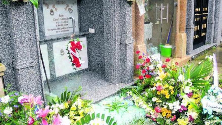Desconocidos profanan tumbas de familias gitanas en un cementerio de Pontevedra