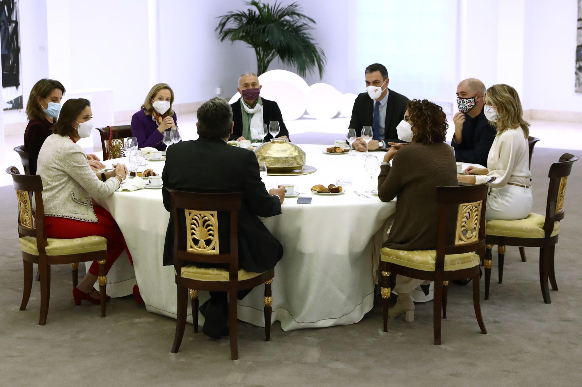 El presidente del Gobierno, Pedro Sánchez, mantiene un desayuno de trabajo con los secretarios generales de UGT, Pepe Álvarez, y de CCOO, Unai Sordo, en el Palacio de La Moncloa.