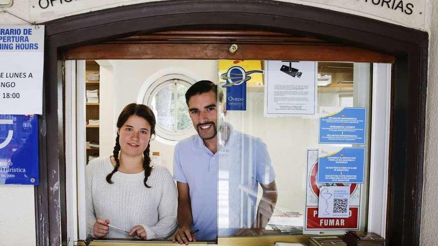 Estrella Álvarez y Alejandro Pérez, en la oficina municipal de turismo.