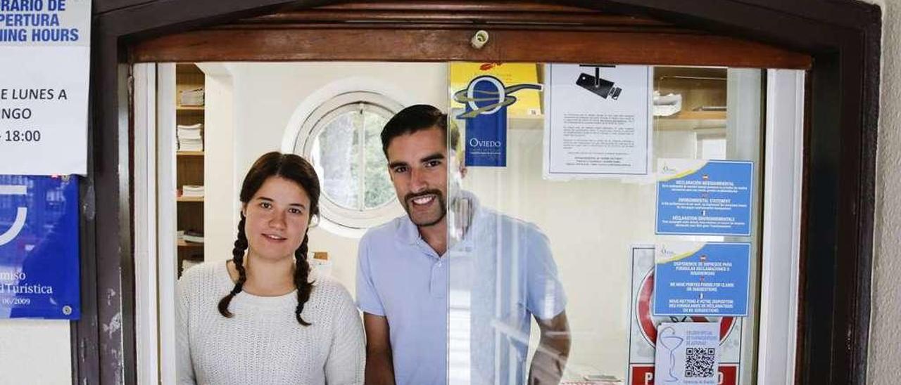 Estrella Álvarez y Alejandro Pérez, en la oficina municipal de turismo.