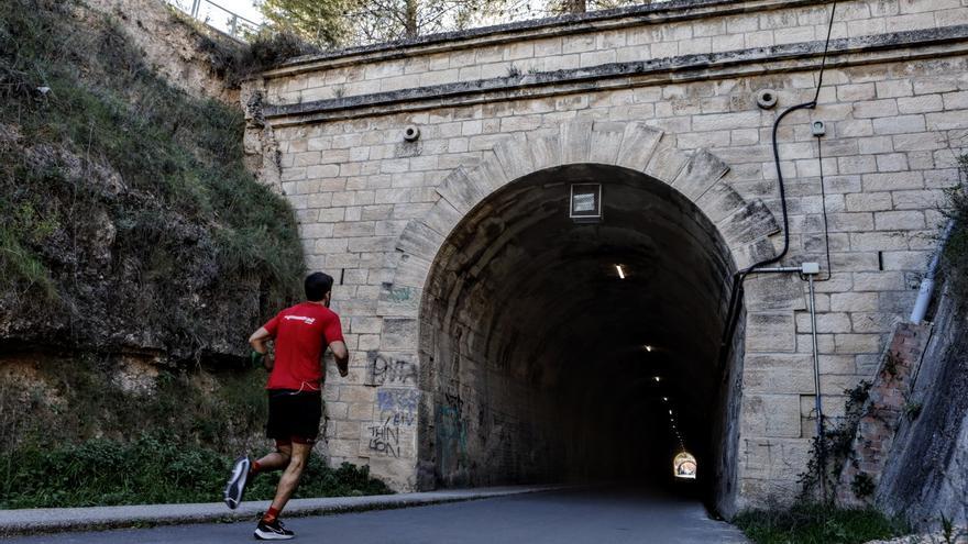 La ruta de senderismo repleta de túneles y puentes ideal para hacer este domingo