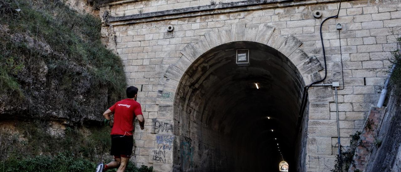 Túnel de la vía verde de Alcoy a su paso por el barrio de Batoy.