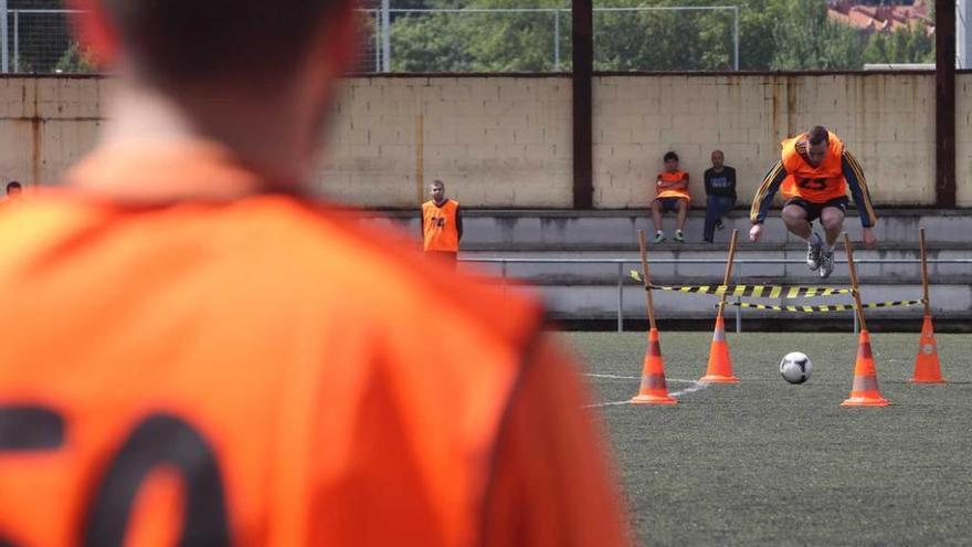 Participantes en unas pruebas técnicas de fútbol organizadas por la Escuela del Deporte.