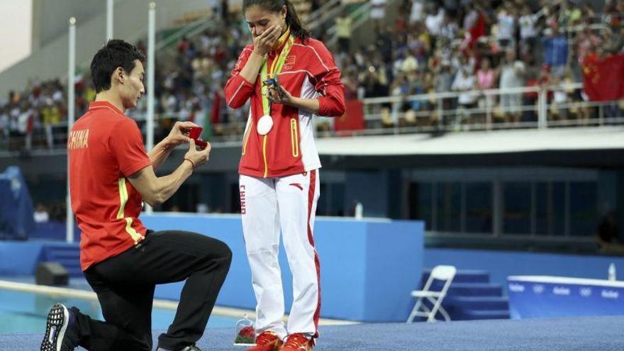 Una saltadora china &#039;da el sí&#039; a su novio después de que le pidiera matrimonio tras la ceremonia de medallas