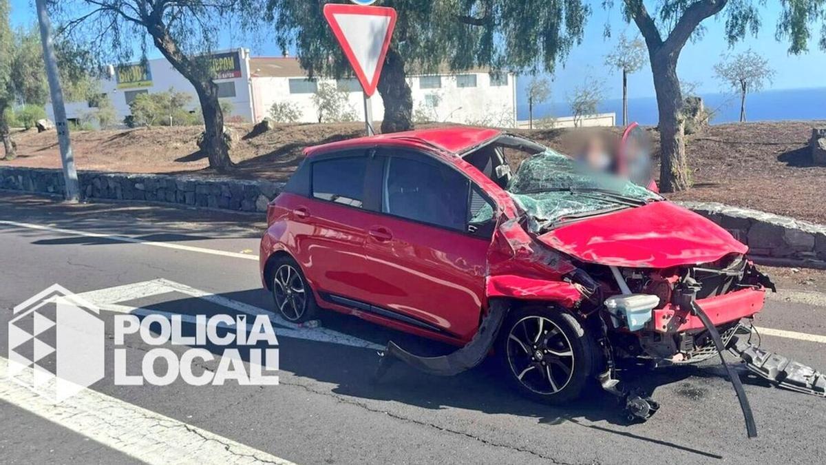 Vehículo siniestrado tras volcar en Santa Cruz de Tenerife