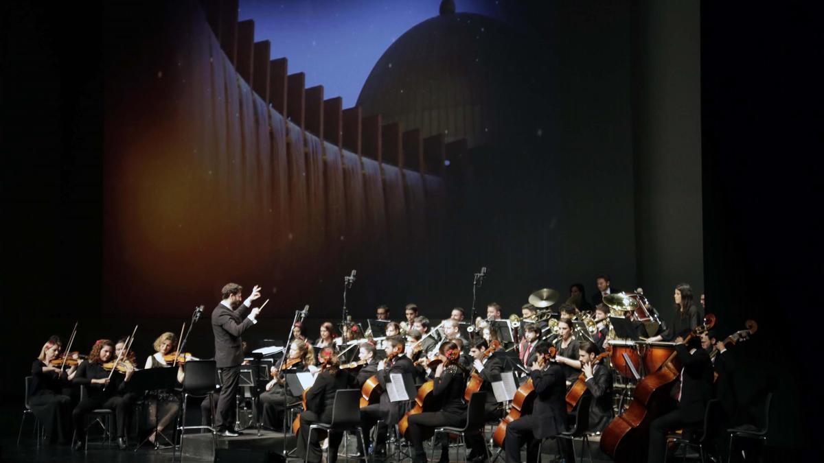 Un momento de la actuación de la Sinfónica de Triana en la gala ‘La Pasión’. / José Luis Montero