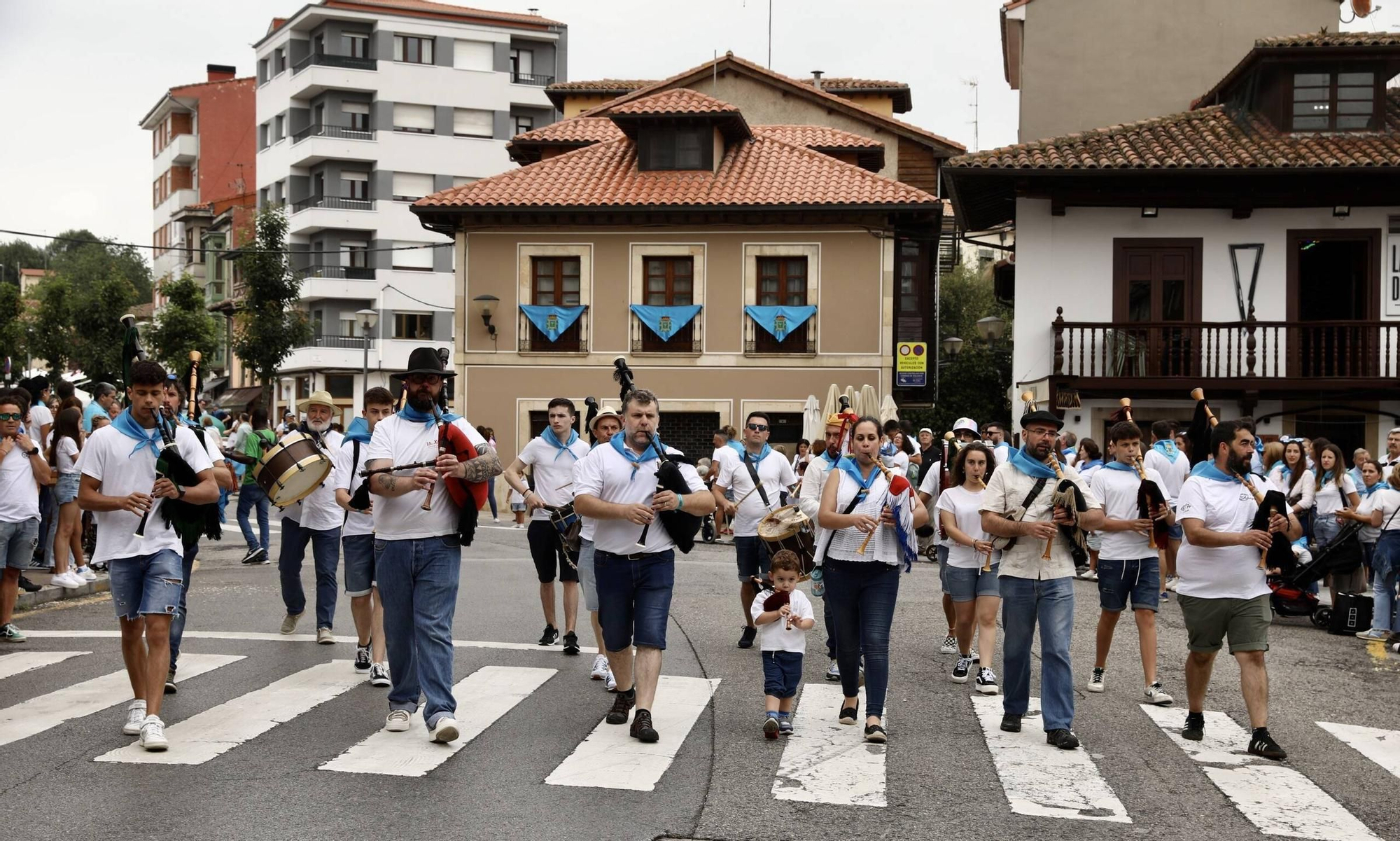 En imágenes: Miles de romeros celebran el Carmín en la Pola