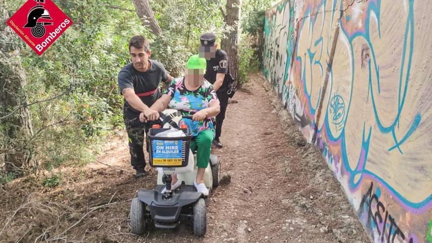 Aparatoso rescate de una mujer tras meterse con una moto eléctrica en una pinada en Benidorm