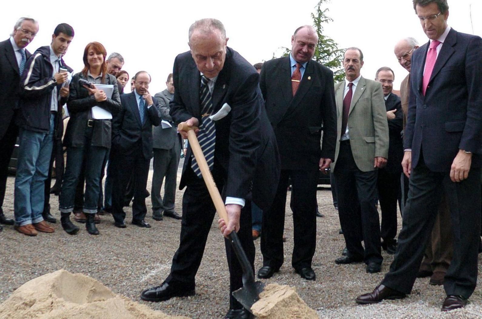 Fraga coloca la primera piedra
de la infraestructura, en 2005. | / LAVANDEIRA