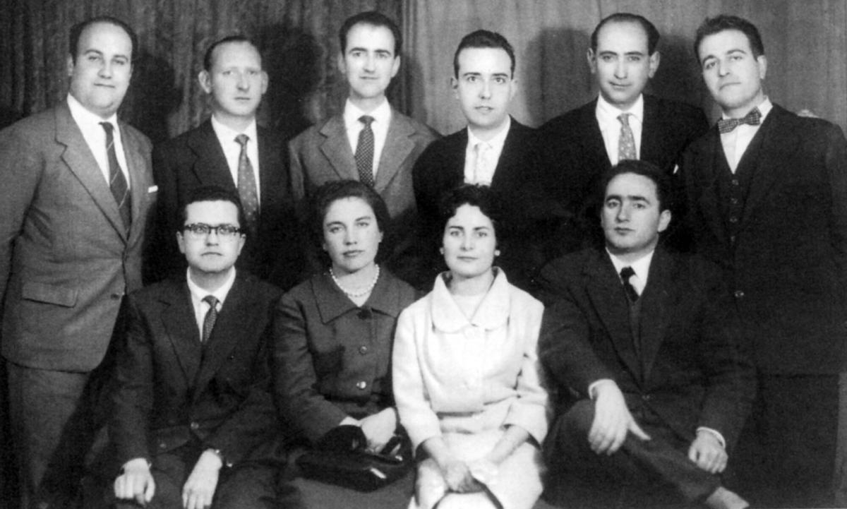 Os dez catedráticos de Literatura Española del año 1959. Alonso Montero, sentado de primeiro pola dereita. Os dez catedráticos de Literatura Española del año 1959. Alonso Montero, sentado de primeiro pola dereita.
